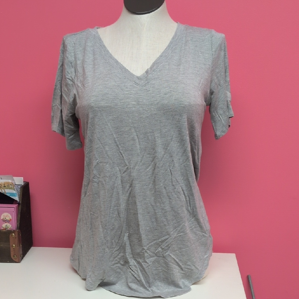 Zenana Outfitters Gray V-Neck Short Sleeve Tee